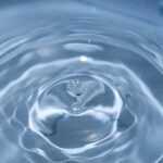 静かな美しさをテーマにしたコラム「化粧水1本を大切に使うということ」の合うキャッチ画像。満たされている透明な水の写真